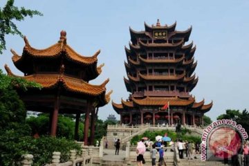 Pagoda di objek wisata Tiongkok terbakar