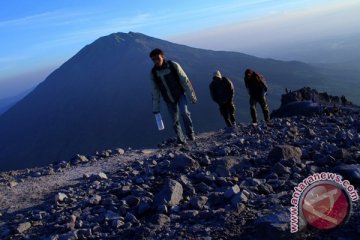 Ratusan pendaki padati Merapi rayakan HUT RI