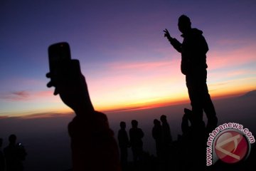 Pendaki sambut tahun baru di Gunung Slamet