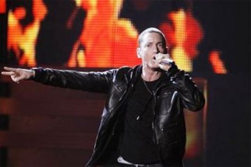 Eminem dan Rihanna di puncak tangga lagu Inggris