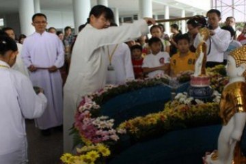 Ritual Waisak di Batam/Larno