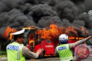 Bus Transjakarta terbakar di halte depan Universitas Al-Azhar 