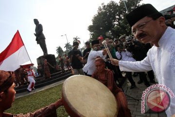 Patung MH. Thamrin jadi spot foto warga rayakan HUT Jakarta di Monas