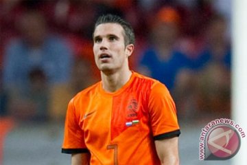 Belanda menang tapi Van Persie cedera