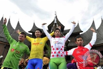 Jelang Tour de Singkarak 2013, rumah gadang direnovasi