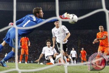 Southampton pinjam kiper Maarten Stekelenburg