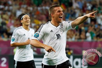 Podolski bela Ozil dari kritik