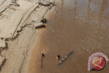 Sungai Barito surut kapal dan tongkang terperangkap