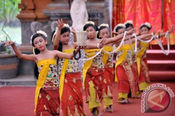 Pembukaan NDF ditandai gesekan musik rebab