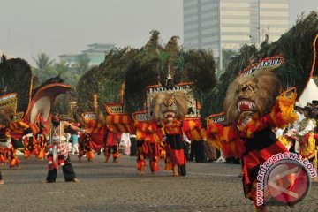 Buruh gelar reog Ponorogo