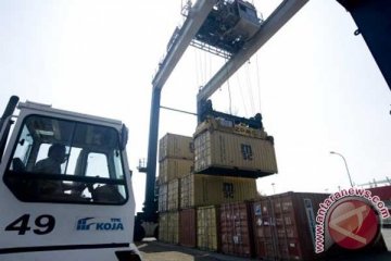 Berisi limbah, lima kontainer kertas bekas direekspor ke AS