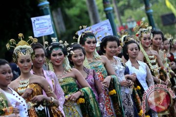 Parade busana pengantin nusantara meriahkan Festival Keraton