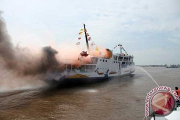 10 kapal evakuasi penumpang kapal terbakar di Tanjung Selatan