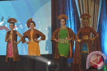 Peragaan busana kain 'Jumputan' Palembang 