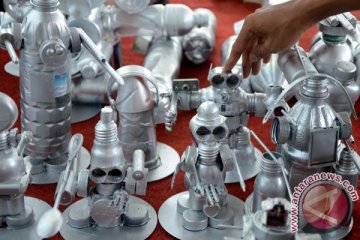 Robot berbahan barang bekas 