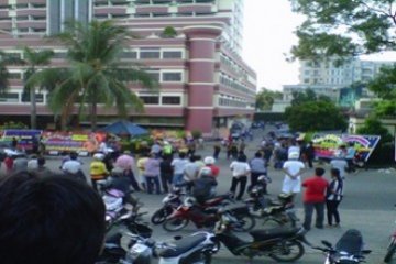 Polisi Blokir Jalan/Larno