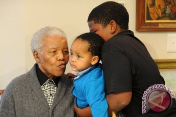 Mandela dirawat di rumah sakit hari yang kesepuluh