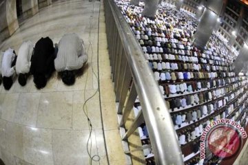 Umat Muslim di Sultra padati masjid sambut Ramadhan