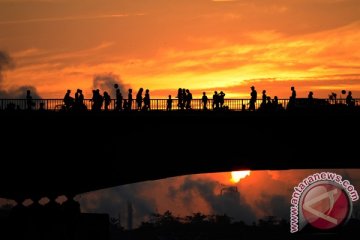 Warga Palembang padati Jembatan Ampera