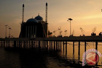 Puluhan ribu orang padati Pantai Losari