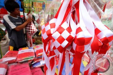Hiasan ketupat merah-putih ramaikan Ramadhan di Pekanbaru