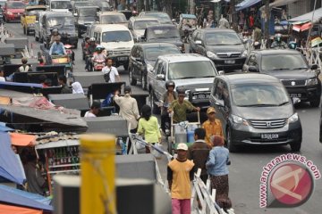 Pasar tumpah di jalur mudik Karawang ditertibkan