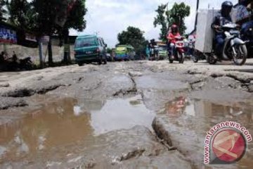 Jalan Trans Sulawesi Mamuju putus akibat banjir