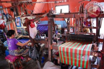 Pengrajin blongsong tenun 