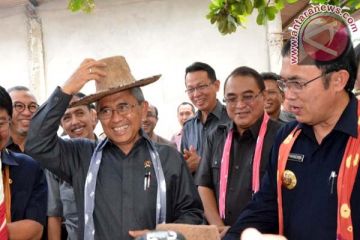  Topi dari serabut kelapa