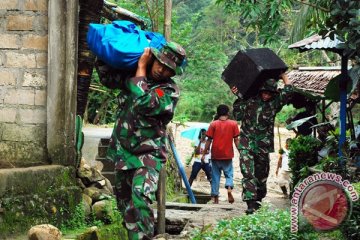 Personel Kodam XVI/Pattimura turut bersihkan lokasi banjir Ambon