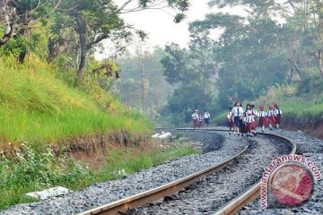 Dua bocah SD bersaudara tewas tertabrak kereta api