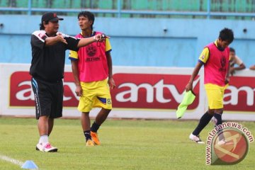 Arema boyong 21 pemain hadapi Barito Putra