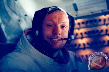 Benda sisa pendaratan di bulan tersimpan di lemari Neil Armstrong
