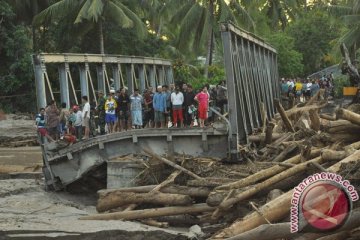 Empat jembatan di Sukabumi putus akibat banjir