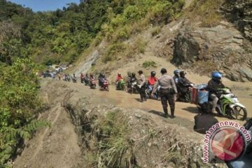 Jalan Trans Sulawesi terhalang longsor