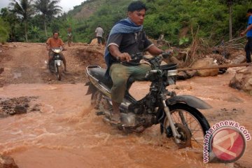 Sejumlah tanggul jebol, banjir kepung Aceh Tenggara