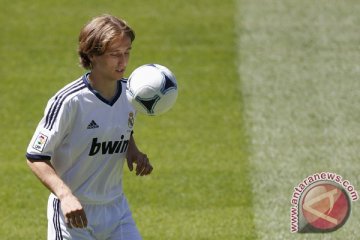 Modric perpanjang kontrak dengan Madrid