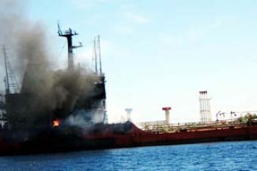 KAPAL TANKER TERBAKAR