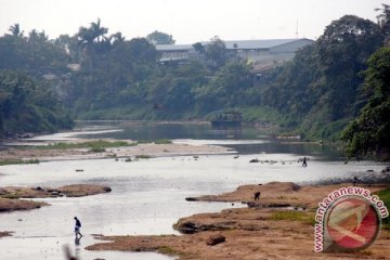 Sungai Tangerang tercemar oli bekas