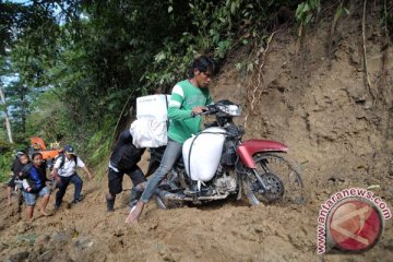 Sebagian jalanan Sigi masih tertimbun longsoran tanah