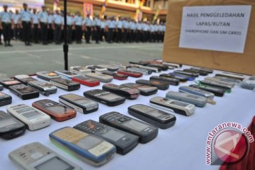 662 ponsel hasil razia lapas Riau dibakar
