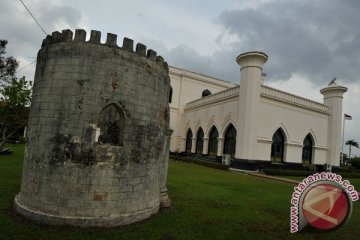 Bupati marah patung diorama Istana Siak dibakar