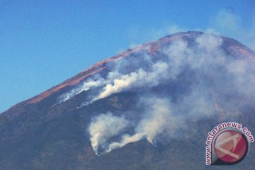 Gunung Sumbing dan Sindoro ditutup untuk pendakian