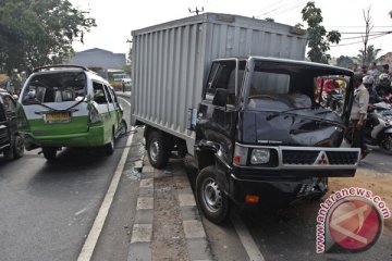 Isuzu Elf hantam truk satu tewas