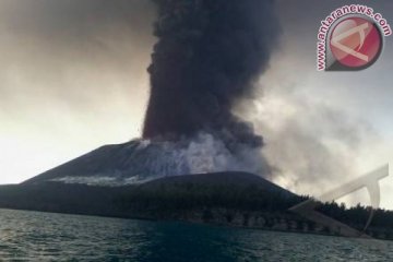 Anak Krakatau meletus