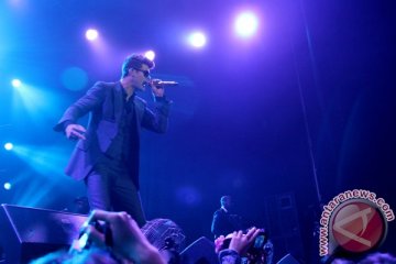 Robin Thicke teratas di tangga lagu Inggris