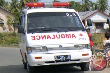 Satu unit ambulan mengantar korban tembakan