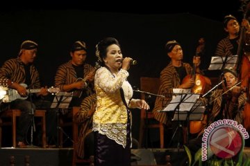 Musik keroncong hibur pemudik di Stasiun Gambir