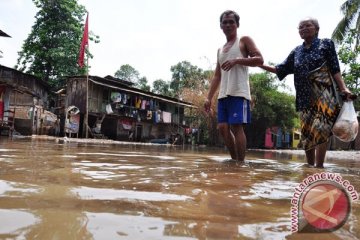 Sungai Cisarua meluap hanyutkan rumah bidan 