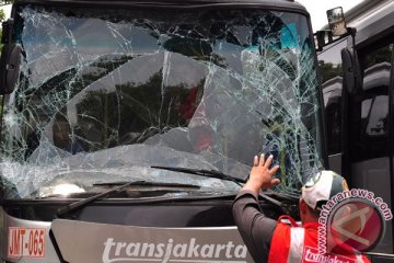 Bus Transjakarta koridor I bertabrakan dengan Kopaja 602